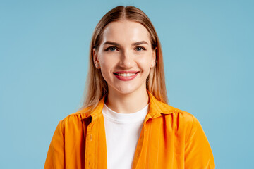 Blonde woman posing for portrait, showing cheerful expression and good mood