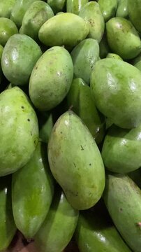green manggo in the market