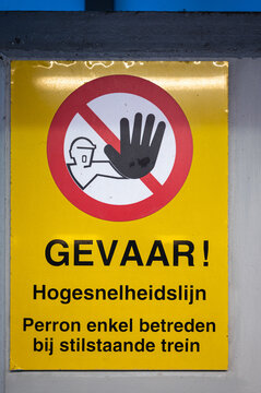 Warning sign at railway platform in Zaventem
