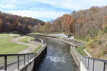 Fototapeta premium A view from the top of the dam in the park.