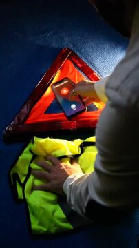 Sirena y llamada sos emergencia y socorro con tri&aacute;ngulo, chaleco y baliza