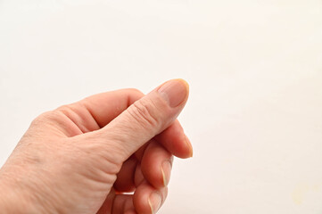 シニア女性の乾燥した爪