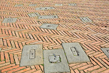 Fototapeta premium SIENA CITY TUSCANY ITALY WITH PIAZZA DEL CAMPO SQUARE, ICONIC TERRACOTTA HERRINGBONE BRICK FLOORING, HISTORIC LANDMARK, EUROPEAN TRAVEL DESTINATION, ARCHITECTURE AND TOURISM CONCEPT