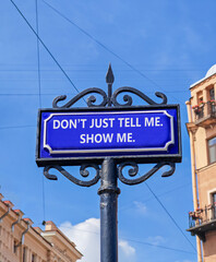 Obraz premium Tell or show symbol. Concept words Do not just tell me, show me beautiful blue road sign. Beautiful blue sky background. Business tell or show concept. Copy space.