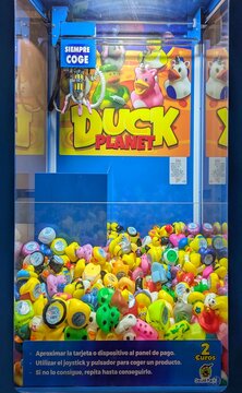 Vista de cerca de m&aacute;quina de garra Duck Planet con mu&ntilde;ecos de patos de pl&aacute;stico en centro comercial Islazul en Madrid, Espa&ntilde;a, 19 de enero de 2026