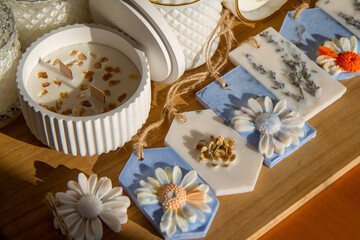 Świece i zawieszki kwiatowe © RadoslawStan