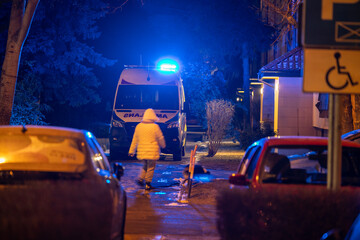 Karetka ratunkowa w nocy przy bloku na osiedlu © FotoDax