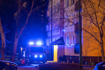 Karetka ratunkowa w nocy przy bloku na osiedlu © FotoDax