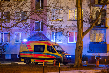 Karetka ratunkowa w nocy przy bloku na osiedlu © FotoDax