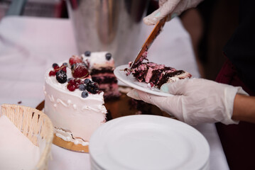 Serwowanie ciasta owocowego © Katarzyna