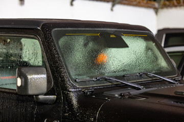 Szyba samochodu pokryta lodem w zimie. Mróz © FotoDax