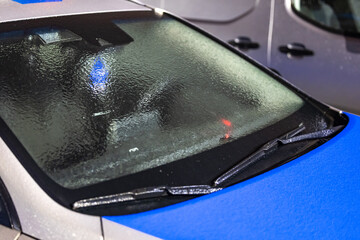 Szyba samochodu pokryta lodem w zimie. Mróz © FotoDax