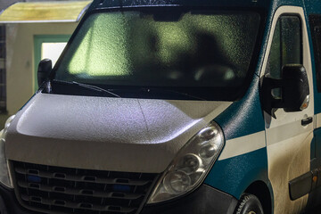 Szyba samochodu pokryta lodem w zimie. Mróz © FotoDax