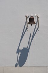 Cloche et son ombre .