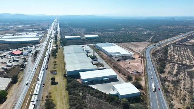  Construcci&oacute;n vista a&eacute;rea de nave industrial con techo de l&aacute;mina en parque industrial