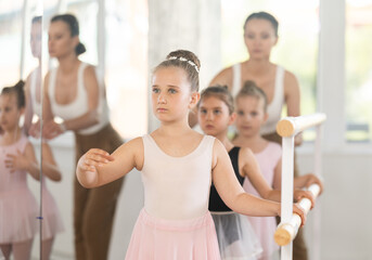 Ballet choreographer teaches little girls to get into first position © JackF