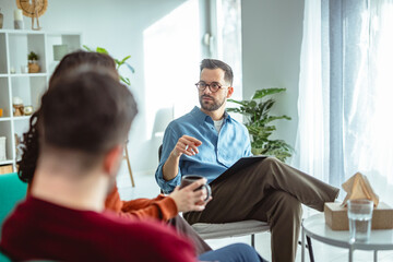 Obraz premium Psychologist counseling couple during marriage therapy session