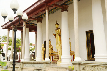 Wat Phichaya Yatikaram features a blend of Thai and Chinese architectural styles. The main chapel resembles a Chinese pavilion, lacking finials and decorative eaves, and is adorned with Chinese-style.