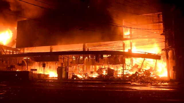 amateur video documenting a major supermarket fire in Cilacap, Central Java, Indonesia, where firefighting efforts were delayed due to limited available fire units.