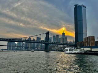 Fototapeta premium Skyline de New York au coucher du soleil avec pont urbain
