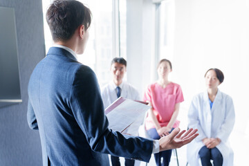 医療従事者に説明をするMR