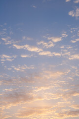 Obraz premium Sky with pastel clouds and soft light at sunset creating a peaceful background
