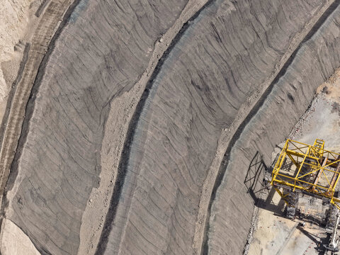 Slope stabilization process using geomats and geosynthetics to prevent rockfalls and detachments in open-pit mines