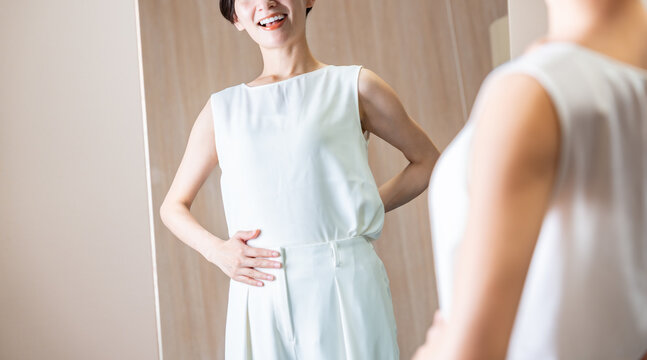 お腹を触る女性