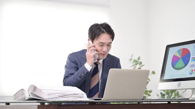 社長や経営者の悩む困る、忙しい慌てるスーツを着た男性が月末の売掛を回収の督促をする「振込みお願いしますよ～」動画