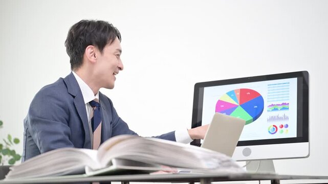 経営の戦略や結果のグラフを見る社長や経営者の売上アップの成功イメージ　画面を見る考える動画