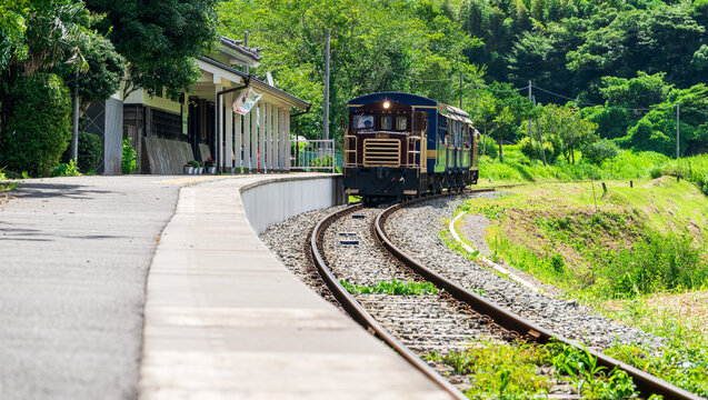 南阿蘇鉄道のトロッコ列車「ゆうすげ号」
「復興を走り抜けてきた希望の線路。この景色は、未来へ繋がる宝物。」
南阿蘇村
Minamiaso Railway's "Yusuge" trolley train
"A railroad of hope that has run through the reconstruction effort."
Minamiaso Village