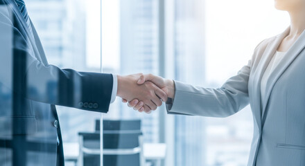オフィスで握手をするビジネスマン 挨拶・赴任・就任・契約・送別の握手シーン