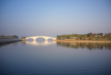 Obraz premium White Arch Bridge on the Lake at Maluan Bay Park, Xiamen, Fujian