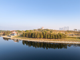 Obraz premium Lakeside Landscape Features at Maluan Bay Park, Xiamen, Fujian