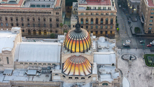 Lateral de cupulas y techo del palacio de bellas artes desde una perspectiva aerea en ciudad de mexico 