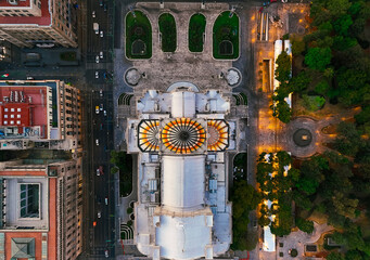Palacio de bellas artes fotografia aerea cenital y a un costado la alameda de la zona centro de la ciudad de mexico y el eje central lazaro cardenas con trafico al amanecer  © EduardoMartin