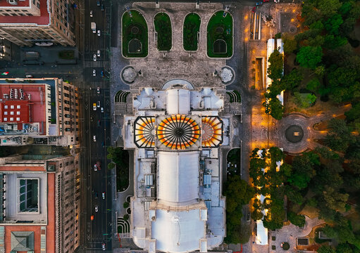 Palacio de bellas artes fotografia aerea cenital y a un costado la alameda de la zona centro de la ciudad de mexico y el eje central lazaro cardenas con trafico al amanecer 