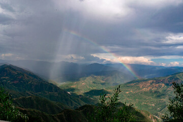 Monta&ntilde;as bajo un arcoiris en dia lluvioso y nublado naturaleza fotografia aerea en santa cruz tacahua oaxaca mexico, fotografia hecha con drone 
