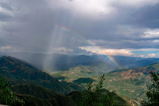 Monta&ntilde;as bajo un arcoiris en dia lluvioso y nublado naturaleza fotografia aerea en santa cruz tacahua oaxaca mexico, fotografia hecha con drone 