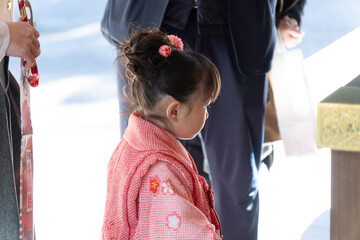 七五三のお祝いで神社にお参りをする女の子
