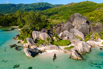 Fototapeta premium Explore the stunning beauty of Anse Source d'Argent beach in La Digue, Seychelles