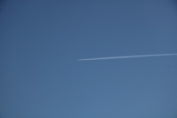 a plane in the sky, a plane stripe in the sky, a blue sky,