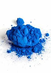 鮮やかな青色の粉末、ミニマルな静物写真