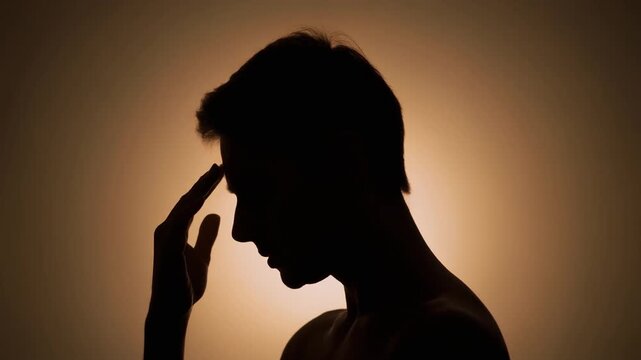 頭を押さえる男性