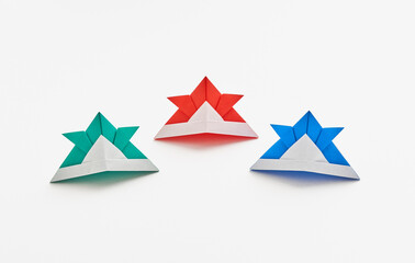 折り紙で折った日本のカラフルで可愛い兜