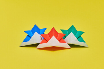 折り紙で折った日本のカラフルで可愛い兜