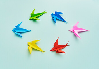 折り紙で折ったカラフルな燕