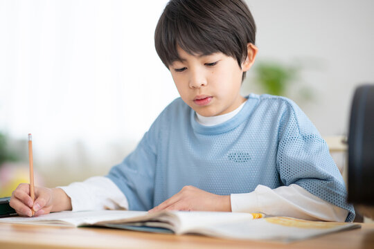 自宅で勉強をする男の子