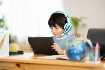 タブレットで勉強する男の子
