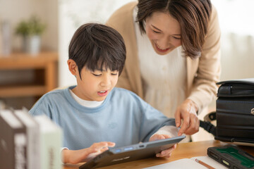 母に勉強を教えてもらう男の子